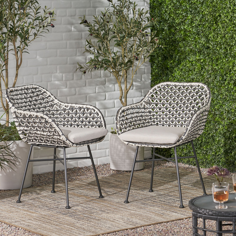 Table de patio en métal durable avec surface spacieuse pour une utilisation extérieure à l'année et conception élégante