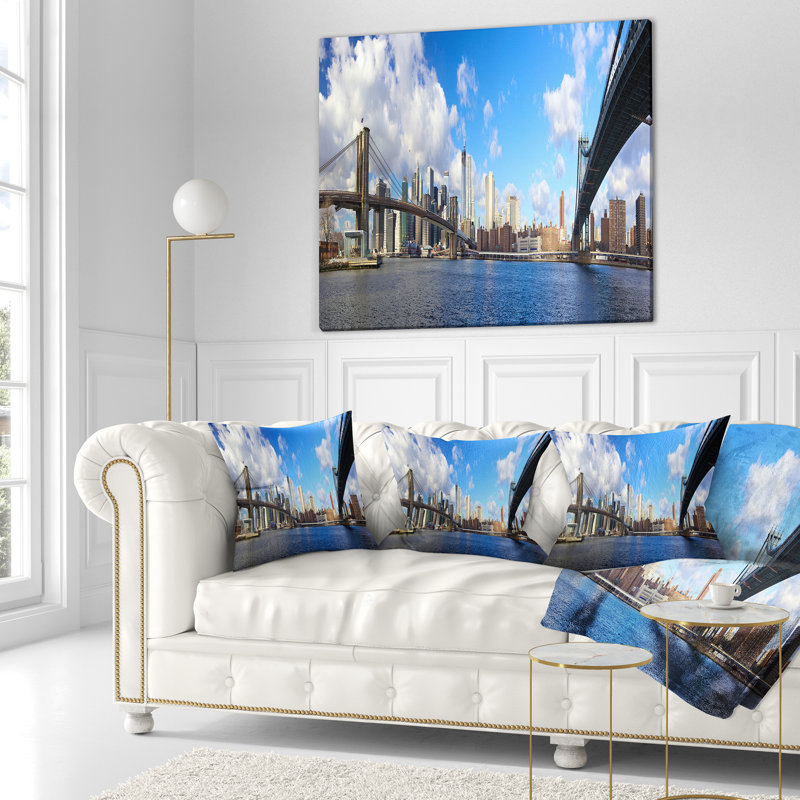 «Bright Manhattan Day Panorama - Coussin imprimé paysage urbain», 16 po x 1 po, Coussin décoratif