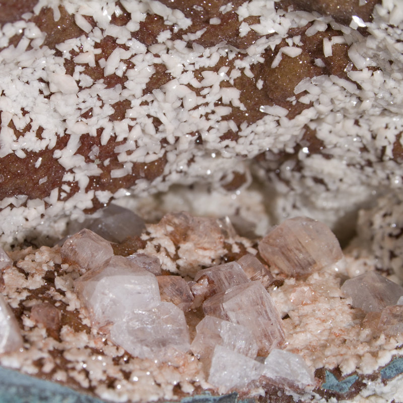 Apophyllite et heulandite miniature sur géode de quartz hématite