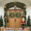 Couronne de Noël en pin Norfolk - vert avec nœud rouge - 24 pouces, porte d'entrée et décoration de fêtes intérieure / extérieure
