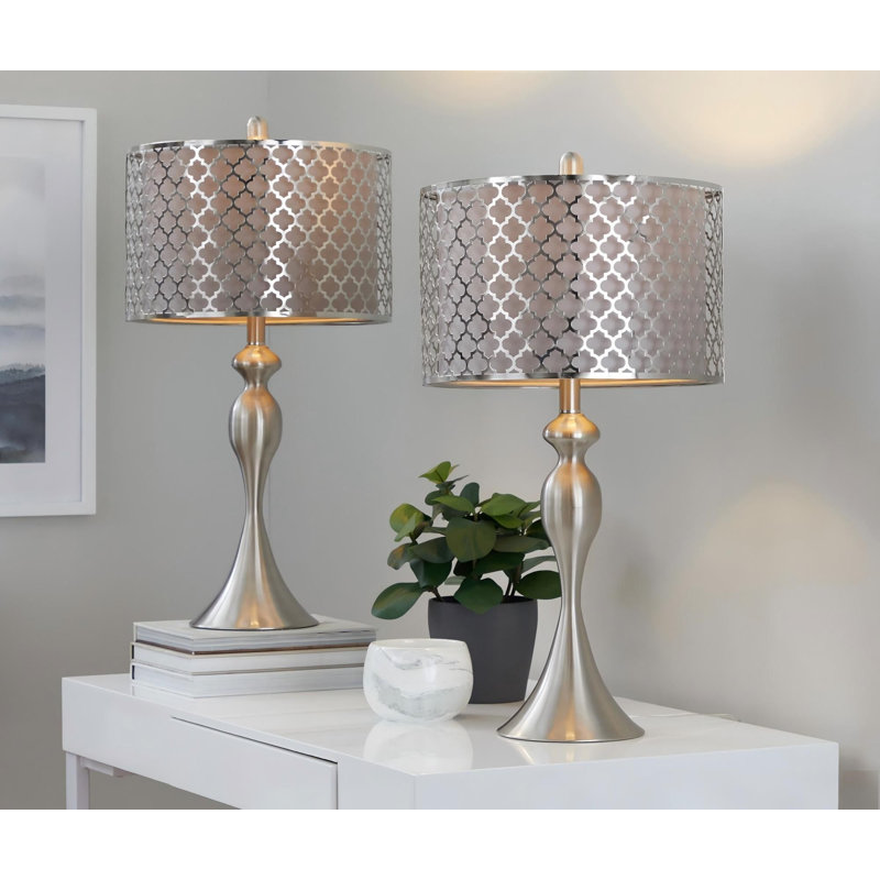 Lampe de table contemporaine en métal 27 ", nickel brossé avec lin texturé gris et abat-jour découpé au laser, ensemble de 2