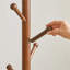 Simplifier les vêtements en bois massif et le porte-chapeau-106358824
