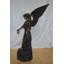 Statue ange debout sur un rocher en bronze - Taille: L 60 po x l 36 po x H 71 po.