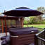 Grand parasol en porte-à-faux rond avec base à roulettes 132 po Rikyah-378647514
