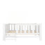 Lit plateforme en bois avec garde-corps-363397128