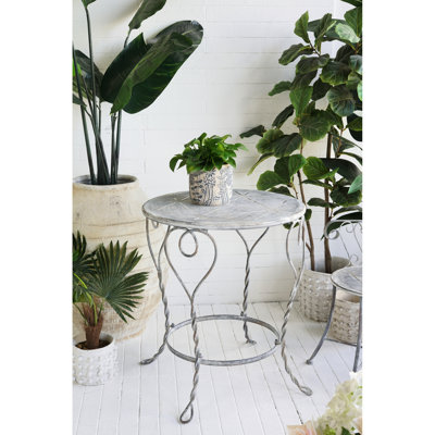 Table d'appoint ronde en fer 26 x 26 x 30 po avec finition argentée patinée, pieds torsadés et détails en forme de cœur, pour la décoration de chambre à coucher