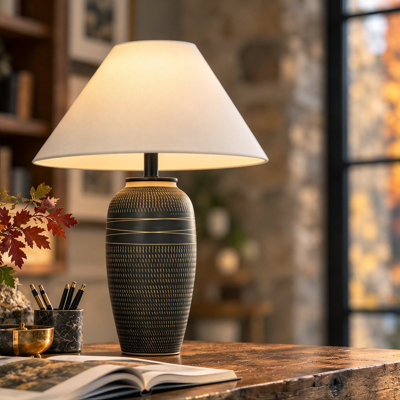 Lampe de table en céramique brun anthracite de 63,5 cm (25 po) à intensité variable, avec détails gravés à la main et abat-jour en lin