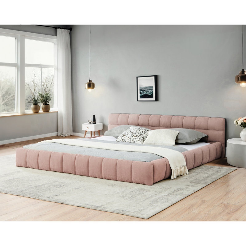 Très grand lit, lit plateforme tapissier rose avec tissu épais, tête de lit, ambiance de chambre à coucher élégante