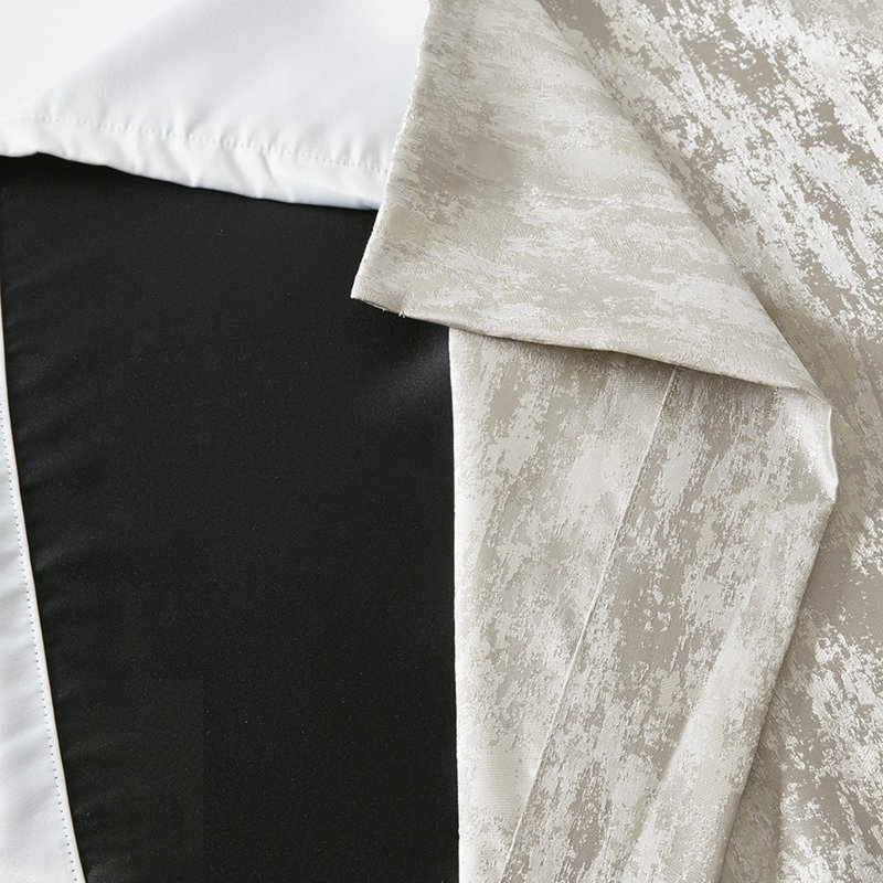 Panneau de rideau occultant doublé en jacquard avec passe-tringle et pattes arrière, pour une plus grande intimité et un meilleur contrôle de la lumière
