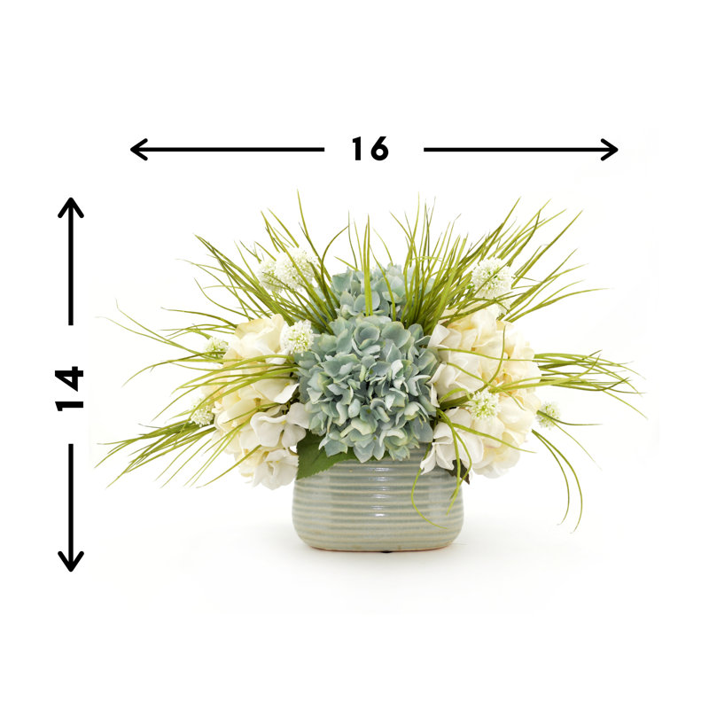 Arrangements floraux mixtes dans un vase