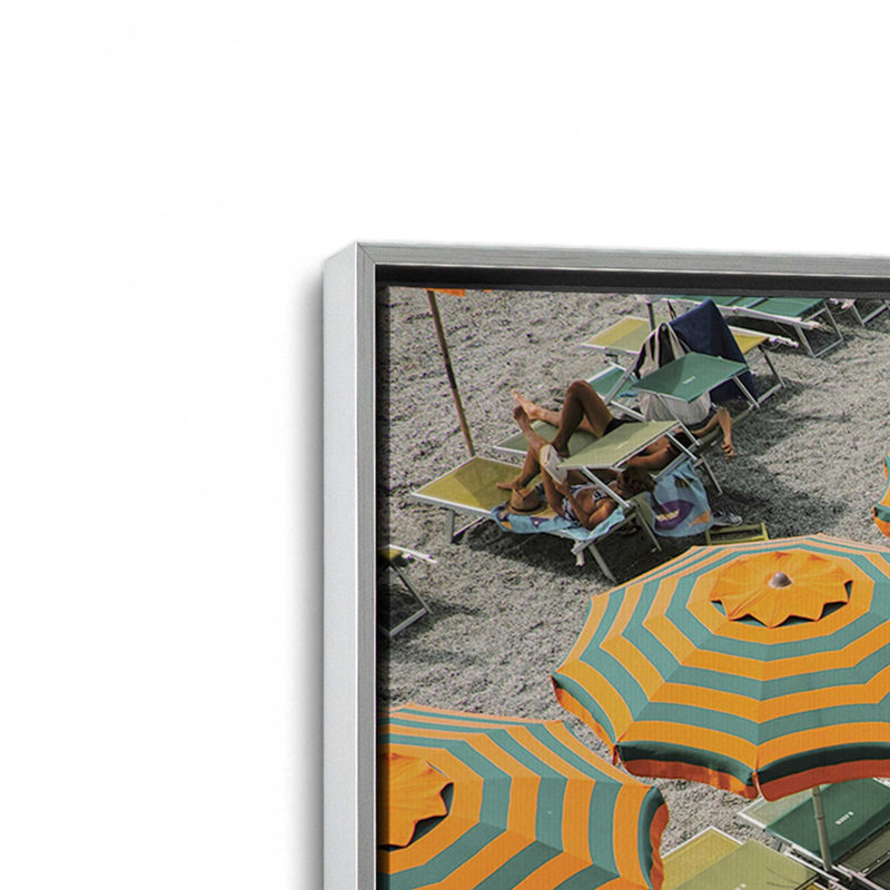 Impression sur toile Seaside Shade, Cadre flottant en chrome poli, H 32,75 po x l 48,75 po x P 1,75 po