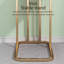 Table d'appoint moderne en forme de C avec table en métal et structure en métal robuste-173524454
