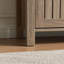 Armoire à chaussures armoire de rangement pour le hall d'entrée avec deux portes à lattes ventilées de style lattes Poignée en métal à quatre tablettes couleur taupe foncé