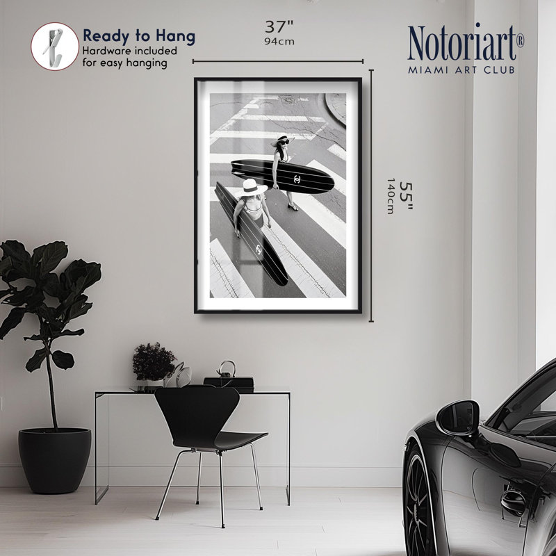 «Board Beauties II» par Notoriart, H 55 po x l 37 po, Noir