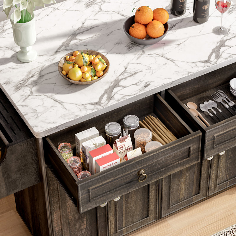 Chariot pour îlot de cuisine Farmhouse avec prise de courant et plateau de table pliable, îlot de cuisine roulant avec roues verrouillables, étagère à épices et armoires