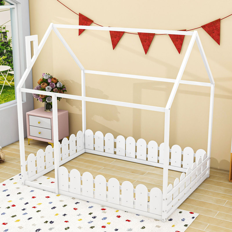 Structure de lit double en bois avec clôture, toit