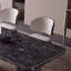 Petit appartement simple, table et chaise modernes-109244387-109244388
