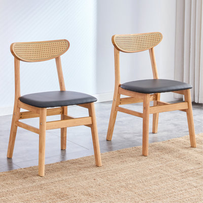 La chaise de salle à manger élégante et durable en bois massif, le petit dossier incurvé, le coussin en polyuréthane et la belle forme s'agencent parfaitement à n'importe quelle pièce et à un usage quotidien