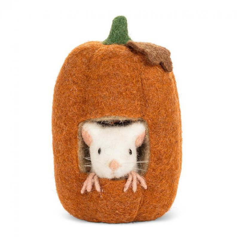 Figurine souris regardant une citrouille