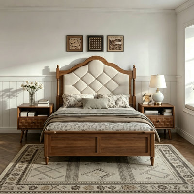 Ensemble de chambre à coucher 3 pièces : 1 cadre de lit Queen style ferme vintage du milieu du siècle avec tête de lit rembourrée en velours polyester et 2 tables de chevet avec étagères ouvertes