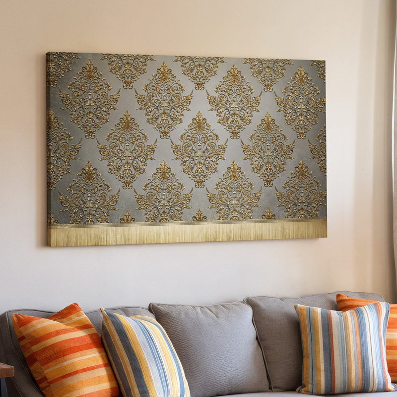 La toile crée un design de papier peint élégant avec un motif damassé complexe en or chatoyant contre un taupe doux