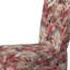 Chaise d'appoint de style campagnard, revêtue de velours et ornée de dentelle romantique rose et blanche à motifs floraux.