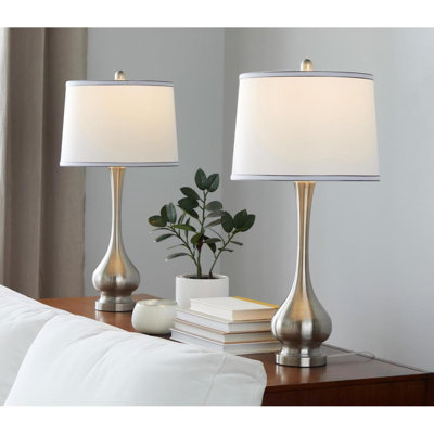 Lampe de table contemporaine 28,75 "en nickel brossé et lin blanc avec garniture argentée Cairo de Grandview Gallery - ensemble de 2