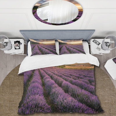 Sunrise & Dramatic Clouds Over Lavender Field VI - Ensemble de housse de couette Farmhouse - Microfibre de polyester