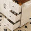 Îlot de cuisine blanc avec table rabattable et abattant, bar à roulettes mobile sur roulettes, trois tiroirs spacieux, armoires dissimulées, tablettes réglables pour une surface en bois pliable d'organisation,