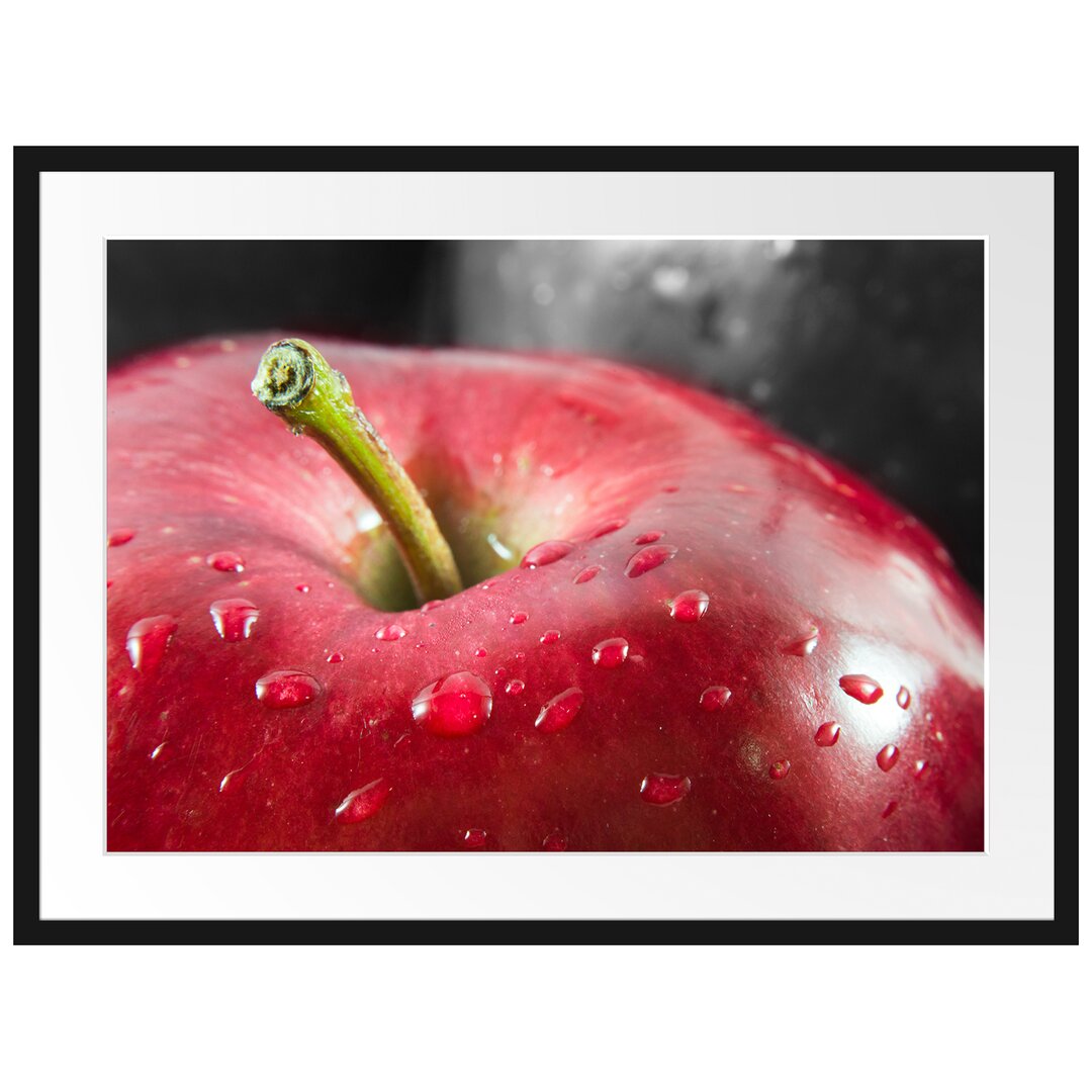 Gerahmtes Poster Roter Apfel mit Wassertropfen