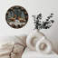 Horloge-chiffres-dans-la-neige-avec-pin