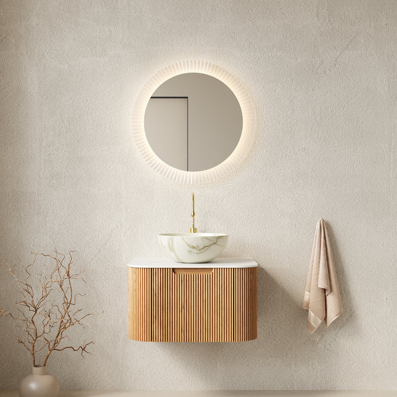 Ensemble de meuble-lavabo et de salle de bain de 24 po Dina, armoire de rangement rayée à bords arrondis avec tiroir, cuve en céramique blanc mat et plateau en pierre frittée blanc de Carrare, pré-assemblé, couleur grain de bois naturel