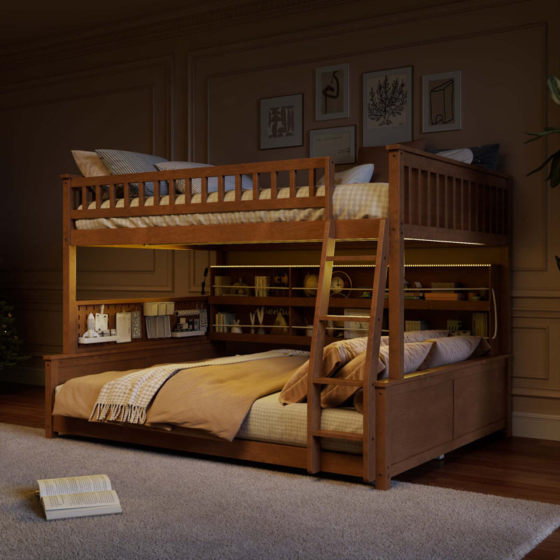 Lit double superposé au-dessus de grand lit double avec tablettes intégrées, lumières à changement de couleur et panneau perforé