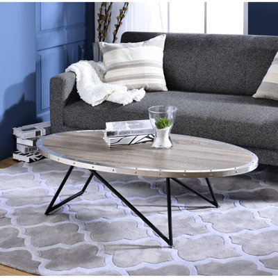 Table basse en chêne gris vieilli, garniture métallique, capacité de charge de 32 kg, piètement de 38 cm de hauteur avec finitions noires et chêne, poids du produit : 9 kg.