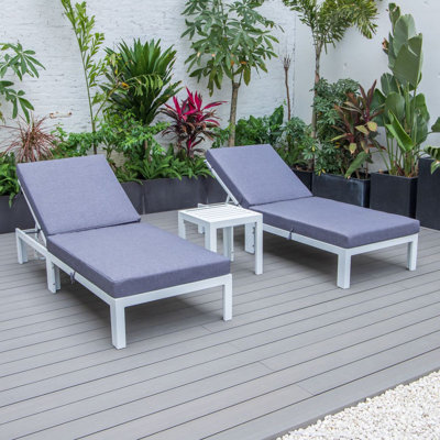 Ensemble de 2 chaises longues d'extérieur blanches Leisuremod Chelsea avec table d'appoint et coussins