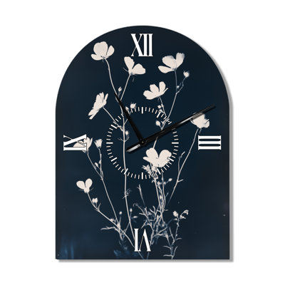 Fleurs sauvages en bleu de Prusse II - Horloge murale vintage en métal Arch