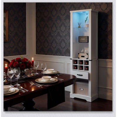 Armoire de rangement haute de style champêtre avec éclairage DEL intégré et casier à vin pour répondre à tous vos besoins d'organisation à la maison.