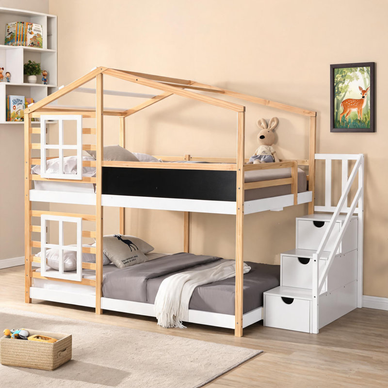 Deux lits superposés pleine grandeur en bois massif de couleur blanche avec caractéristiques de jeu intégrées pour chambre d'enfant