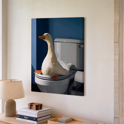 Toile, art mural Un canard perché au bord d'une toilette qui semble légèrement hors de propos tout en étant curieusement ajusté et prêt à être accroché