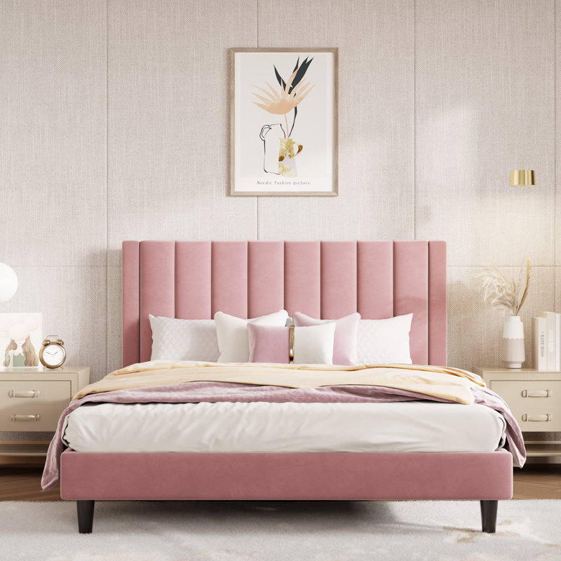 Lit plateforme tapissier avec velours et tête de lit rayée Stauton, Grand, Rose