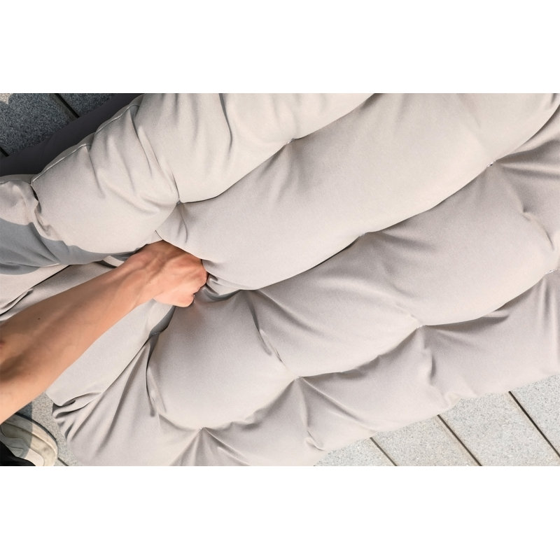 Fauteuil à œufs beige avec coussin