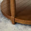 Grande table basse ronde avec repose-pieds rembourré en lin capitonné, grand repose-pieds avec tablette en bois massif-720914481