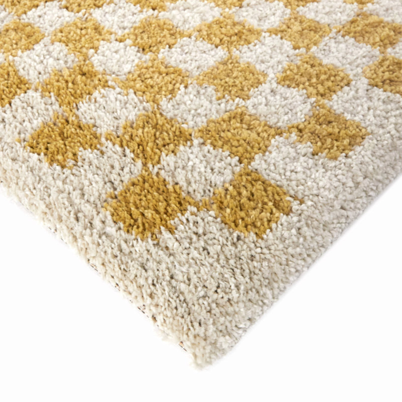 Tapis à poils longs moutarde / crème à carreaux Walker, Carré 6 pi 7 po