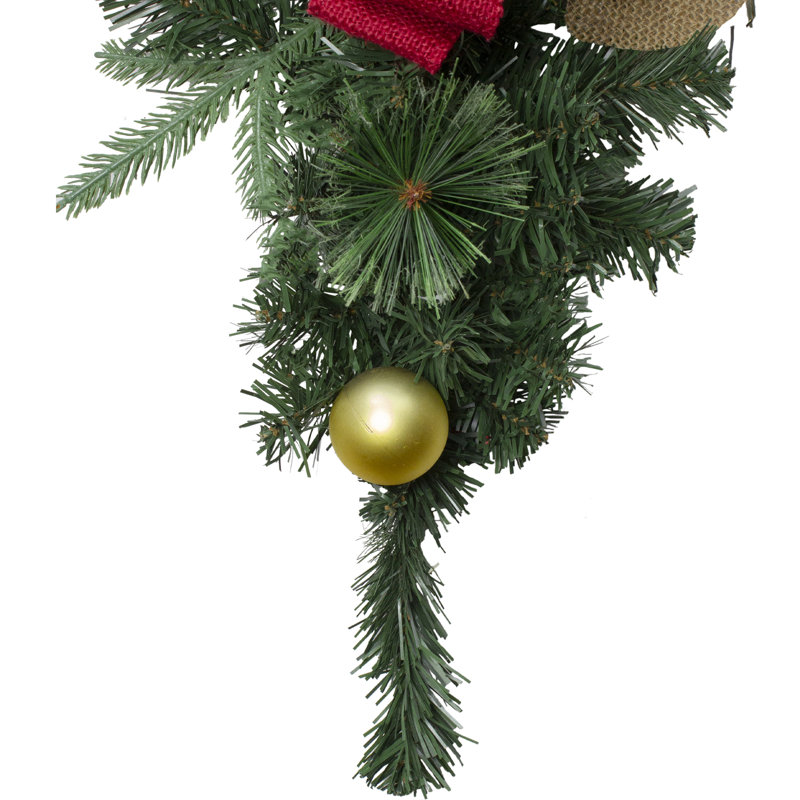 Ornement de Noël artificiel 30 po rouge et doré cèdre et pomme de pin non éclairé