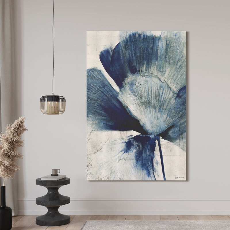 «Azure Bloom», fleur bleue rendue sur toile chagrin dorée, art mural