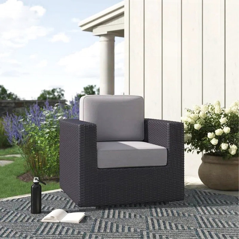 Chaise de patio entièrement assemblée avec coussins