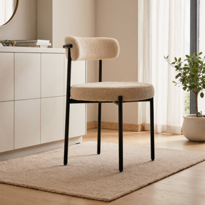 4-piece Modern Medieval Dining Chair Set – Curved Back Kitchen & Dining Room Chairs With Round Cushions & Black Metal Legs