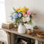 Faux bouquet de fleurs mélangées dans un vase, fleurs artificielles dans un vase pour la décoration
