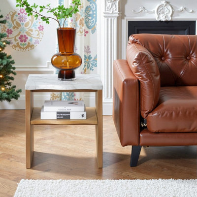 Table de bout 17,72 po Wave avec tablette de rangement, plateau en faux marbre et base en placage de bois massif