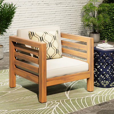 Fauteuil club beige - Structure en bois et tapis imperméables pour une utilisation extérieure : Style moderne du milieu du siècle avec construction